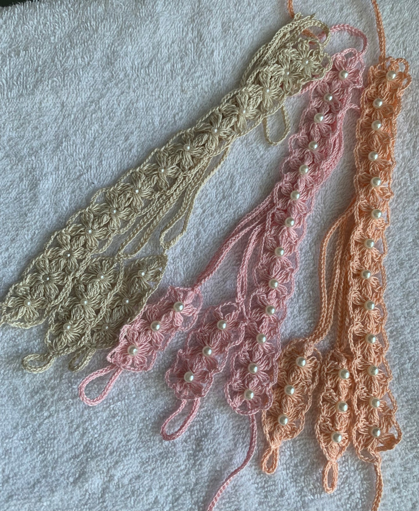 Pies descalzos para bebé con la bandita tejidas a crochet .