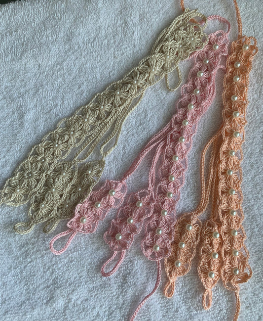 Pies descalzos para bebé con la bandita tejidas a crochet .
